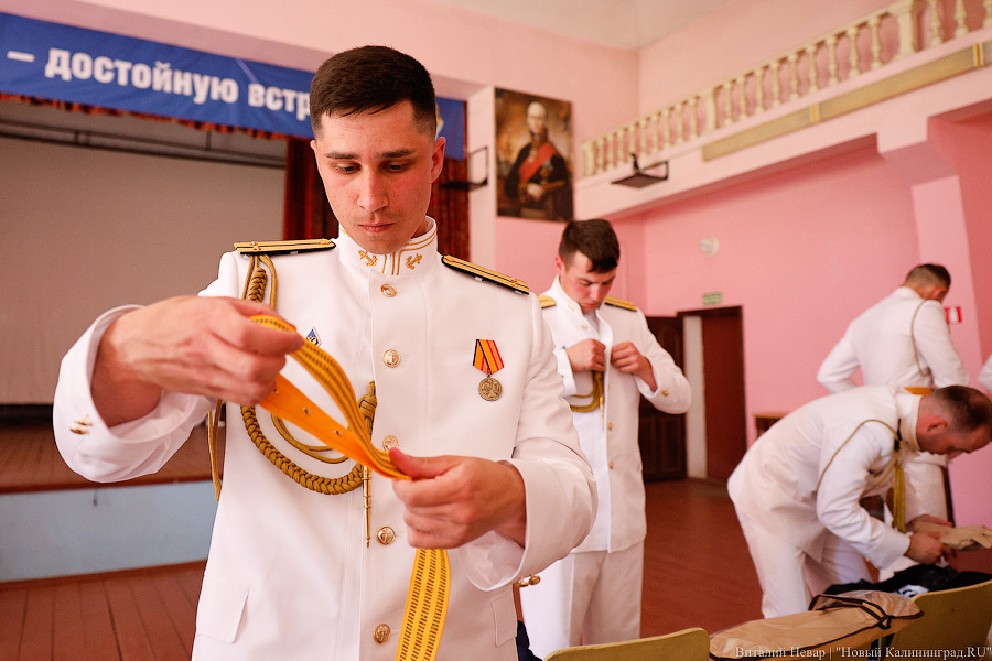 Погоны, кортики и женщины-офицеры: как прошел выпуск в БВМИ (фото)