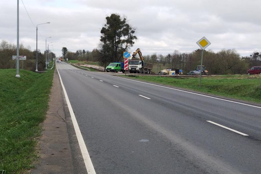 На Черняховской трассе изменяют схему движения и ограничивают скорость