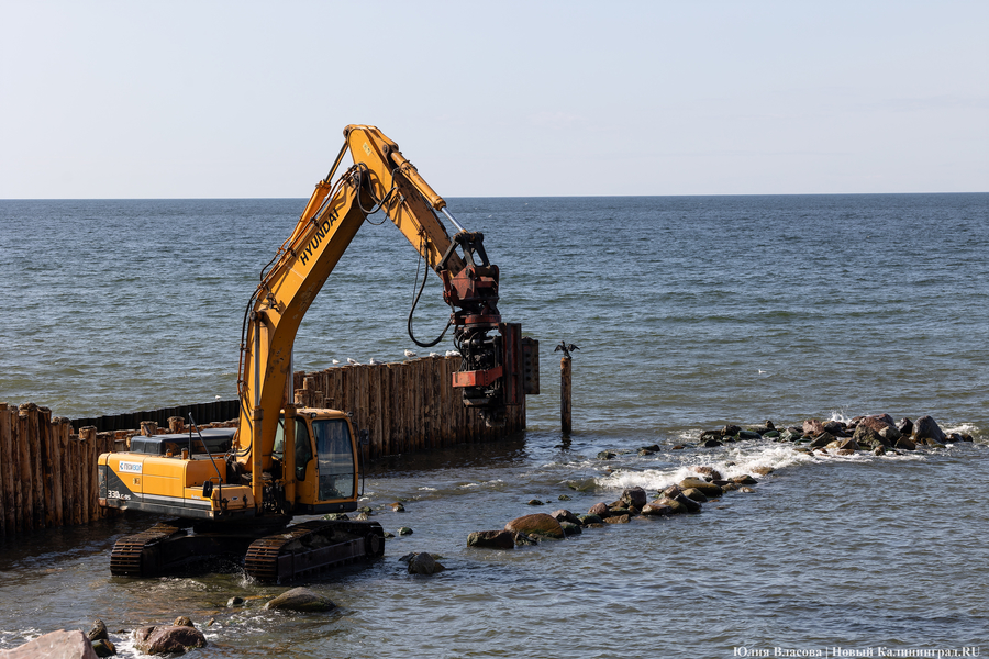 С видом на море и стройку: как выглядит пляж в Светлогорске этим летом