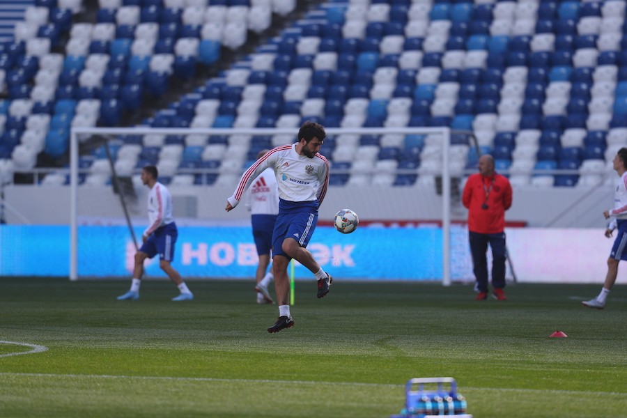 На поле все, кроме Дзагоева: тренировка сборной России в Калининграде (фото)