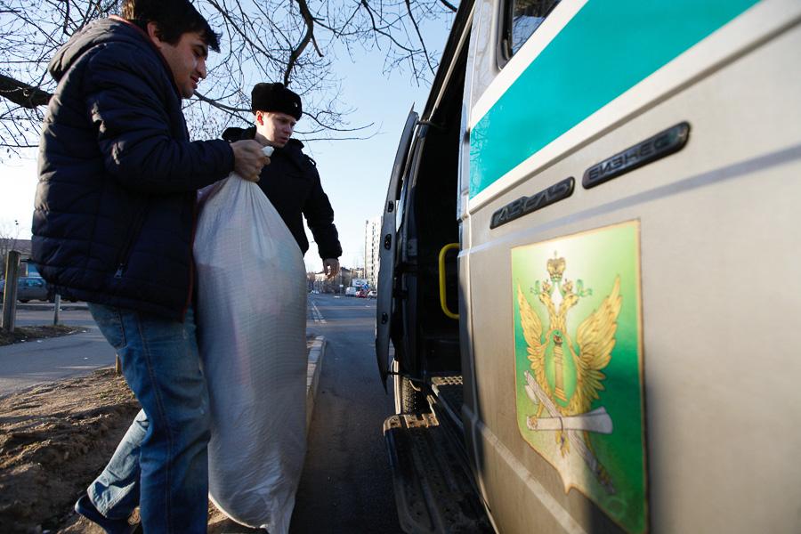 Капля в море, или 8 билетов в один конец: как судебные приставы отправили на родину таджикскую семью