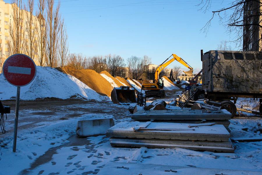 Плохо попросил: несмотря на просьбы мэра, расширение дорог на Сельме закончить не успели