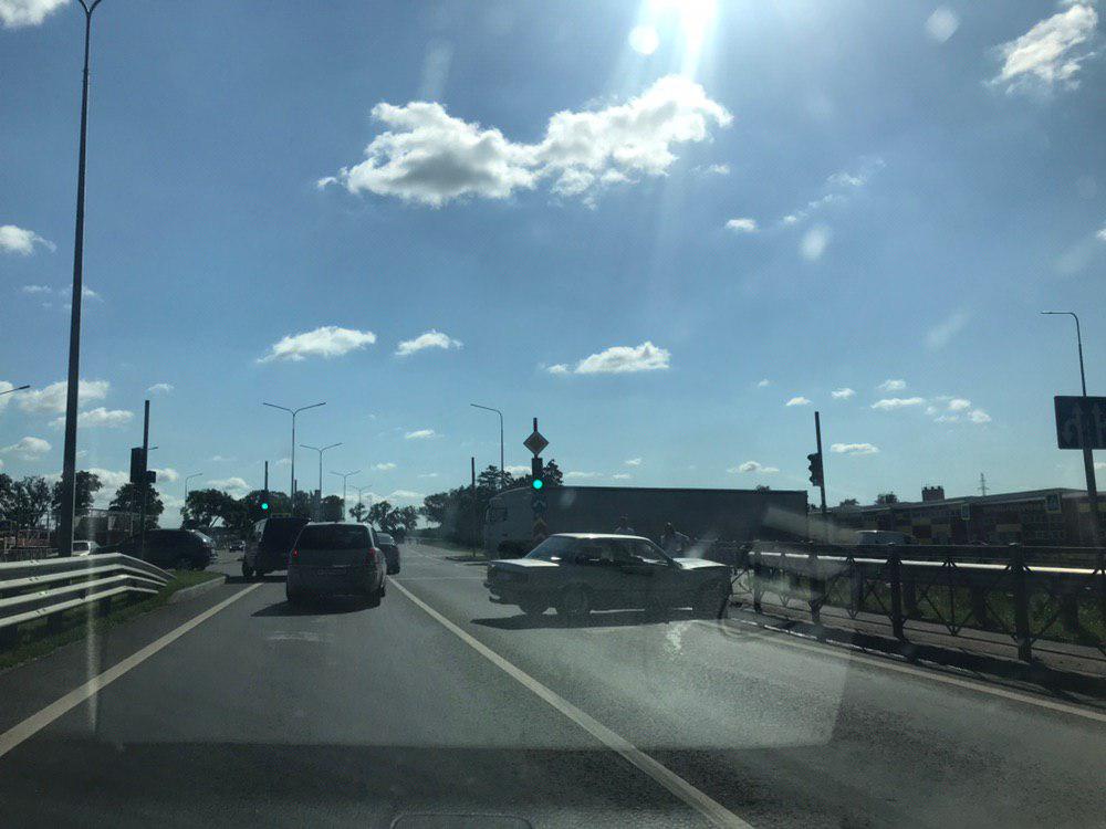 Под Калининградом «БМВ» на трассе врезалась в ограждение (фото)