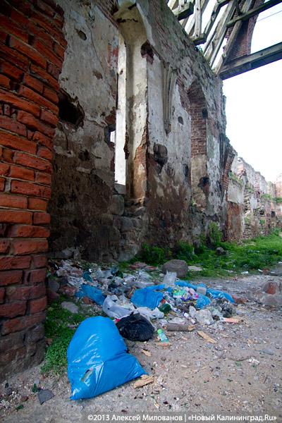 «Приезжайте позже»: территория переданной РПЦ кирхи в Романово превратилась в поселковую свалку