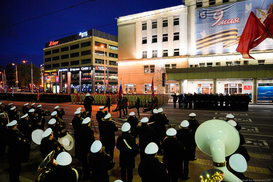 Вечерний марш: в Калининграде прошла репетиция парада Победы (фото)