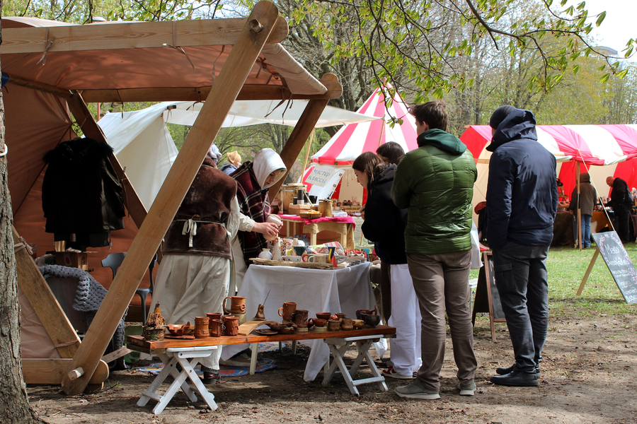 Ярмарка для метеоустойчивых: как прошло открытие гастрофестиваля на острове Канта (фото)