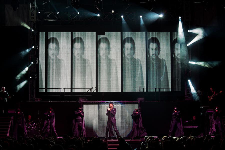 «И тут я, весь в белом»: фоторепортаж с концерта Филиппа Киркорова