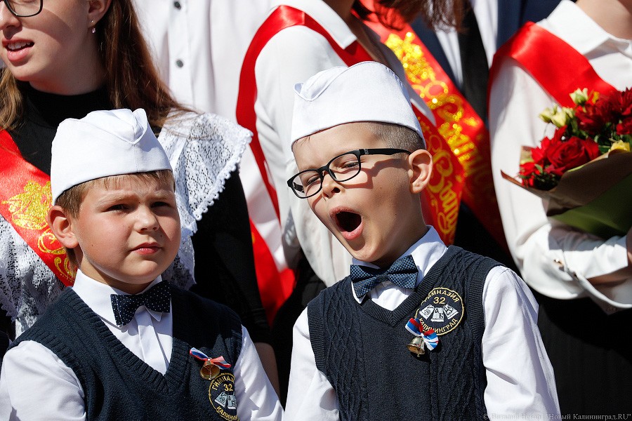Майский вальс и слёзы: в школах Калининграда прозвенел последний звонок (фото)