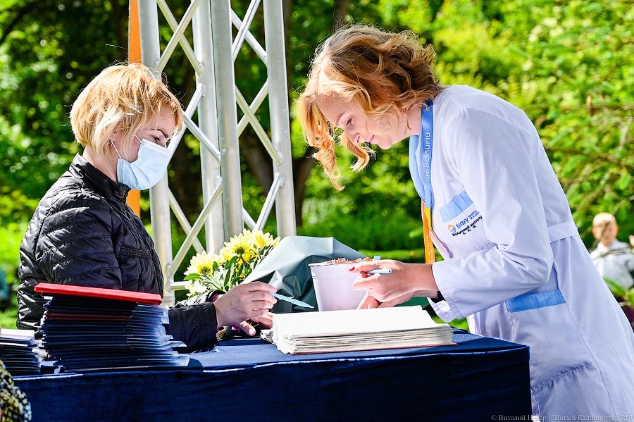 Как проходит вручение дипломов выпускникам БФУ в Ботаническом саду (фото)