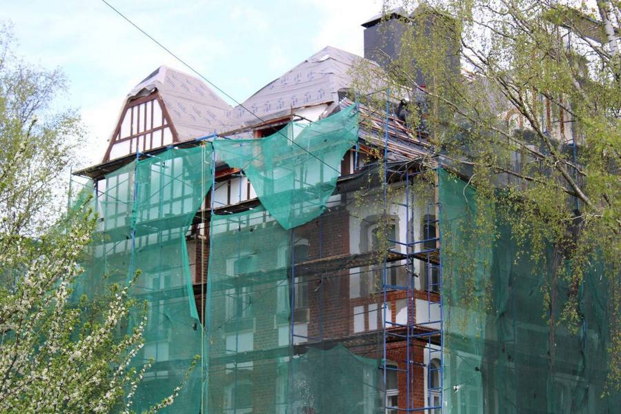 При капремонте домов на ул. Зоологической восстанавливают исторические заборы (фото)