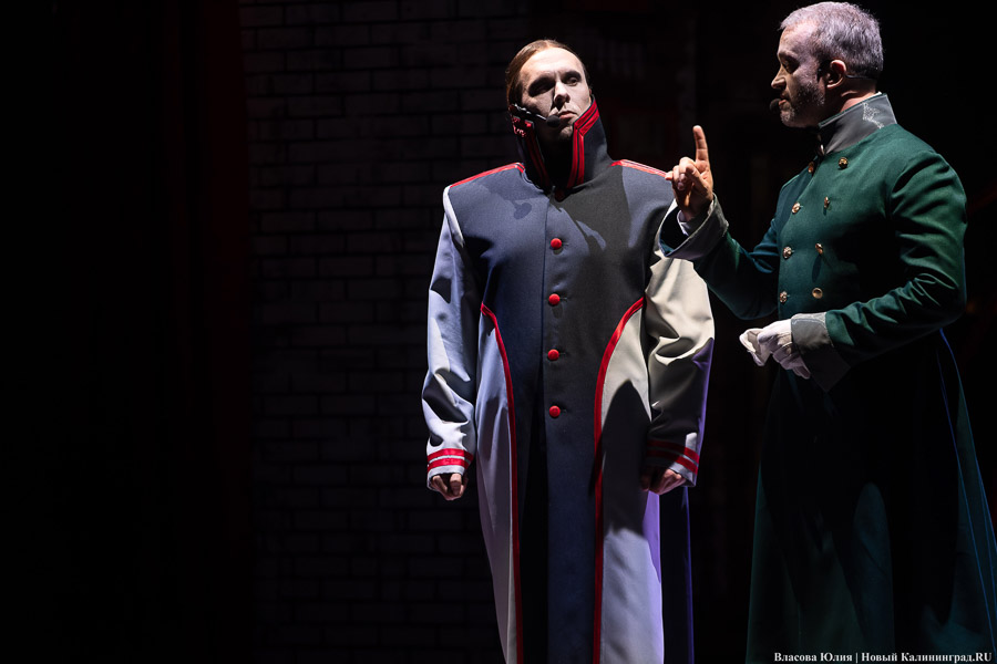 С интонациями The Beatles: в Музыкальном театре показали «Гоголюцинации Чичикова» (фото)