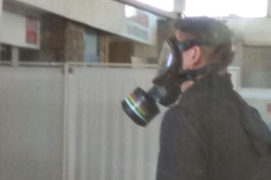 Калининградец пришел покупать билет на автобус за границу в противогазе (фото)