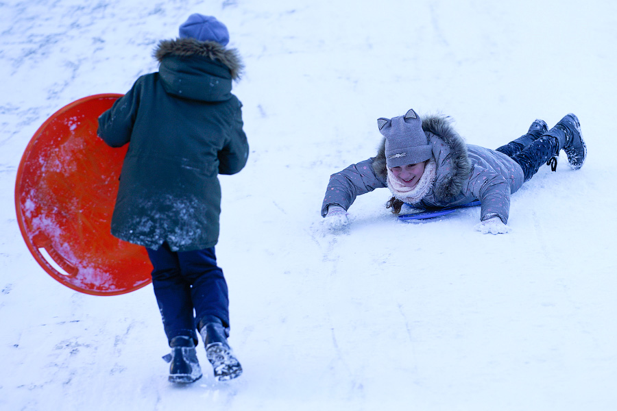Скользя по утреннему снегу: калининградцы устроили катания с горки в Центральном парке (фото)
