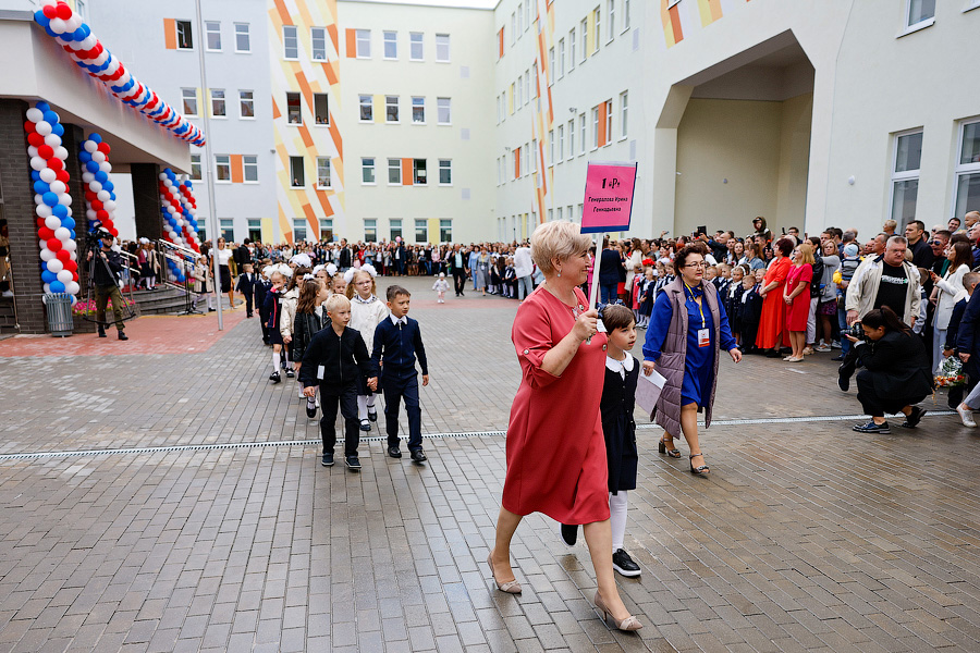 С военным оркестром и под «Катюшу»: в Калининграде открыли самую большую школу
