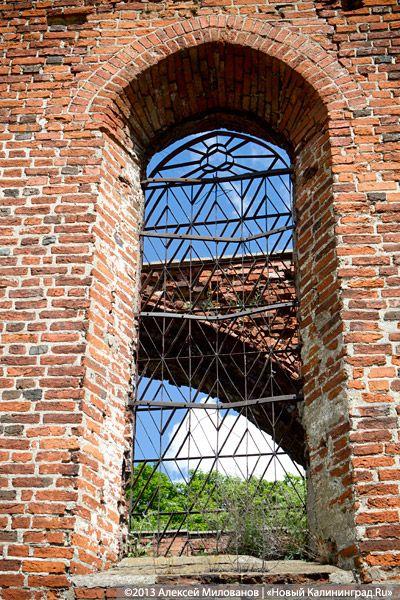 Заваренный вход и ажурные решетки: судьба кирхи в Знаменске после консервации