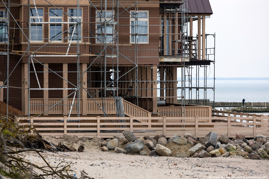 Монополия на пляж: как выглядит скандальное кафе в Зеленоградске, которое власти называют «НТО» (фото)