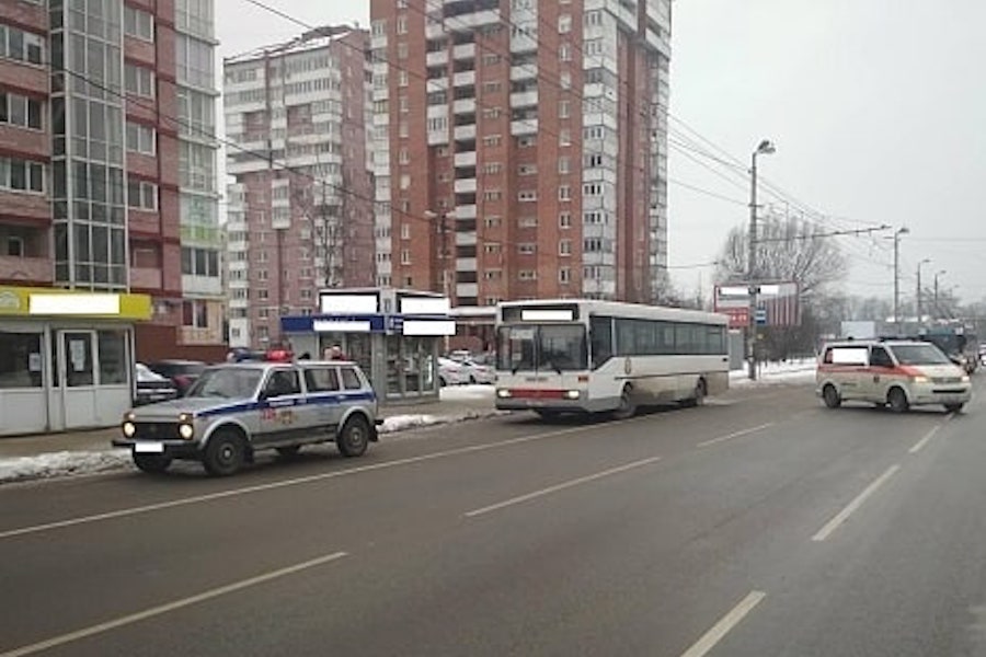 Пенсионер получил травмы, упав при выходе из автобуса