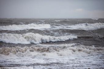 В Пионерском в результате шторма размыт пляж (уточнено)