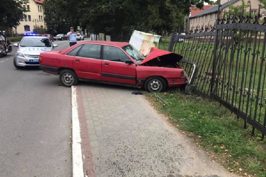 В Янтарном «Ауди» врезалась в церковный забор (фото)