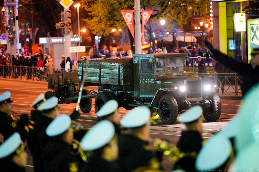 Вечерний марш: в Калининграде прошла репетиция парада Победы (фото)