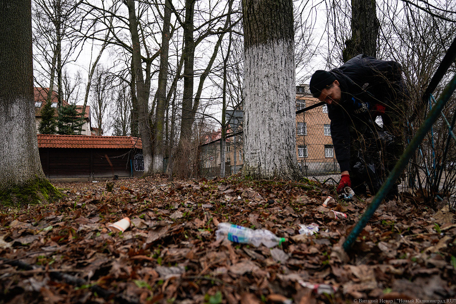 Теория целых окон: волонтеры пытаются спасти здание на Расковой с помощью уборки (фото)