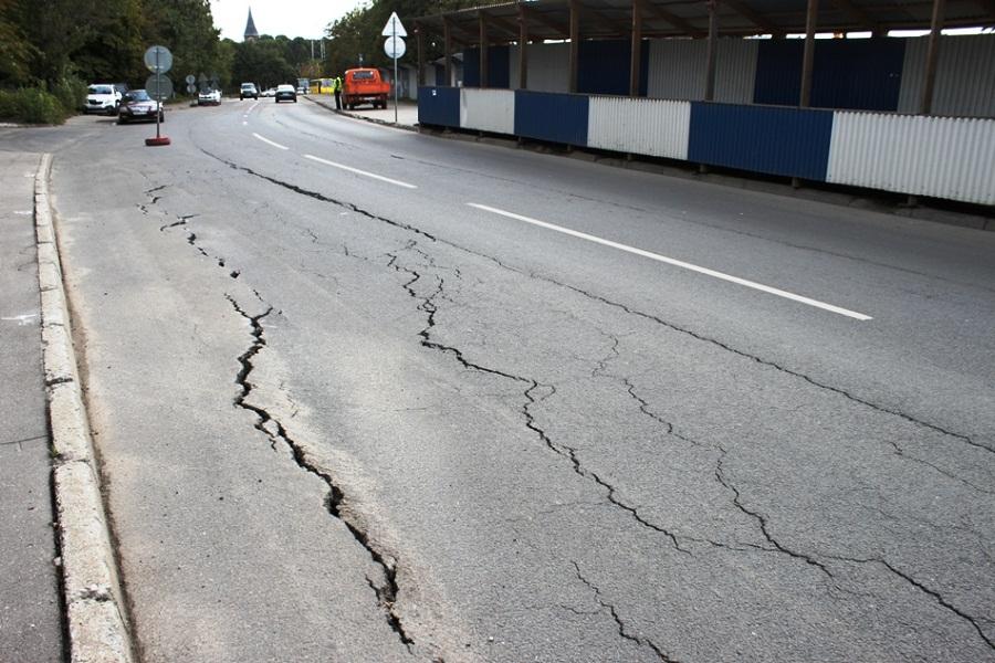 Движение на ул. Баграмяна ограничено из-за глубоких трещин у строительного котлована
