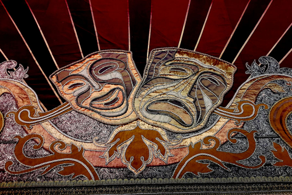 В драмтеатре презентовали новый занавес и одежду сцены