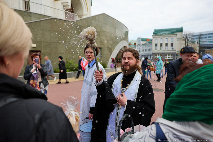 В брызгах святой воды: освящение пасхального угощения в соборе Христа Спасителя (фото)