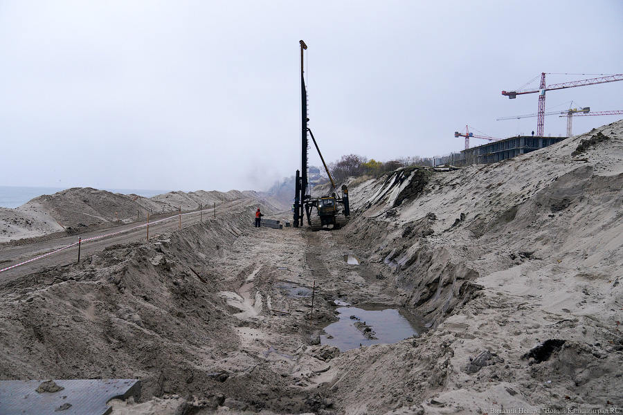 Серферы против гребенок: в Зеленоградске начали установку 40-тонных волноломов (фото)