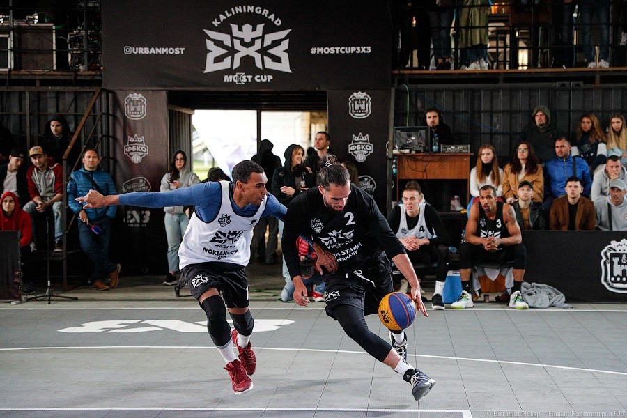 Слэмданк под мостом: в Калининграде прошел статусный турнир по стритболу (фото)