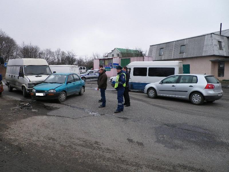 На Камской произошло двойное ДТП: от удара «Мазду» выбросило на «встречку» (+фото)