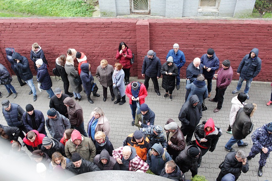 Чемпионат по очередям: что происходит перед наркодиспансером на Барнаульской