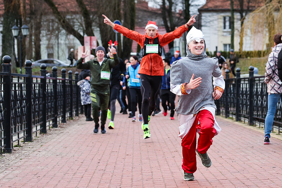 «Всем мира»: сторонники ЗОЖ пробежали по набережной Верхнего озера 2023 метра (фото)