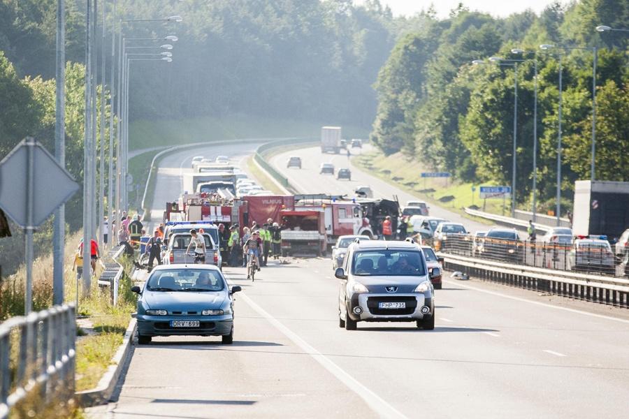 В Литве перевернулся калининградский грузовик с макулатурой (фото)