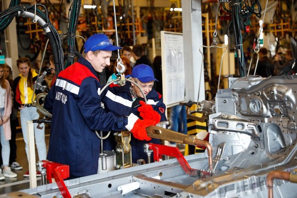 Плюс 50 000 к зарплате: на «Автоторе» наградили «Лучших по профессии»