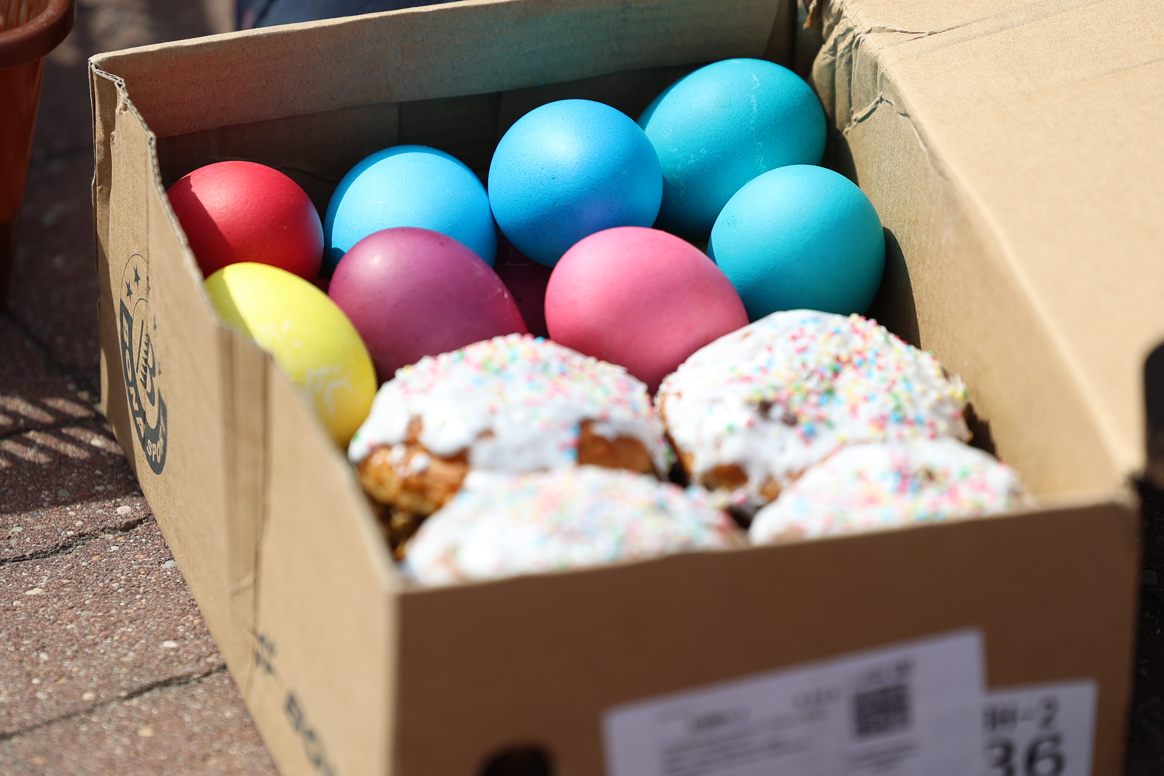 И скорбь, и радость: в калининградских храмах освящают куличи перед Пасхой (фото)