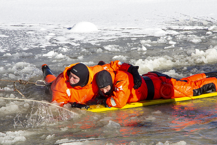 Счёт на секунды: как в МЧС отрабатывают навыки спасения на воде в зимний период (фото) (видео)