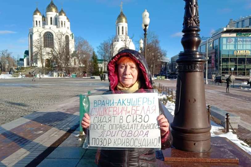 Калининградка вышла на одиночный пикет в поддержку Елены Белой и Элины Сушкевич (фото)