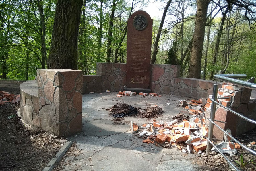 В Калининграде разрушается памятник профессорам «Альбертины» (фото)