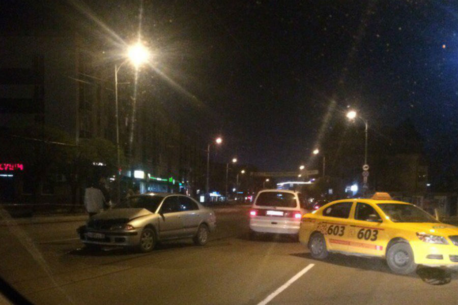 Ночью на ул. Черняховского произошло ДТП с участием такси (фото)