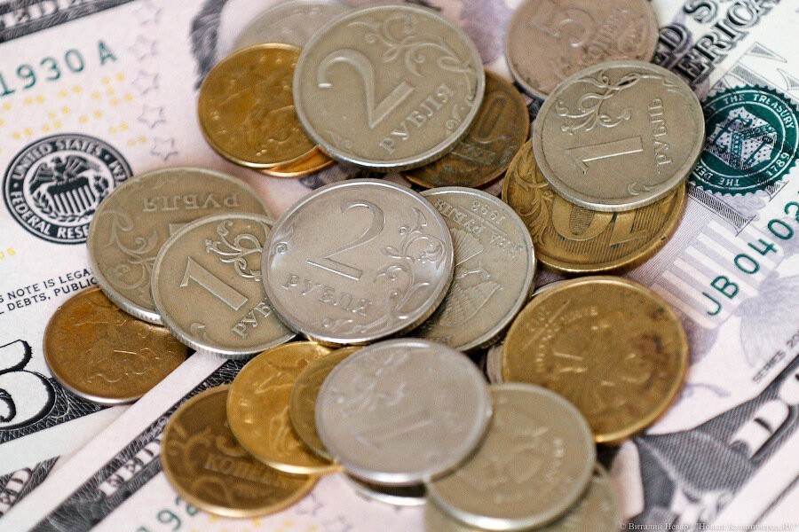 Министр Орешкин счел курс рубля в начале лета «излишне крепким»