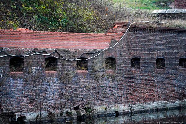 «Не можем делать один в один»: как реставрируют эскарповую стену Фридландских ворот