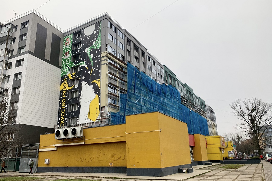 20 декабря: рисунок на фасаде дома возле Музея изобразительных искусств