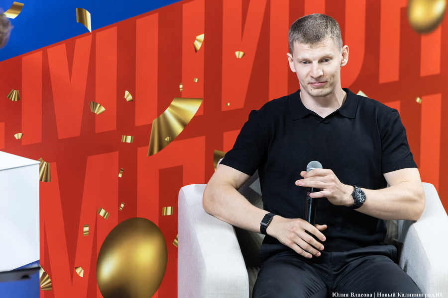 «Локосемья»: в Калининград из Ярославля привезли хоккейный Кубок Гагарина (фото)