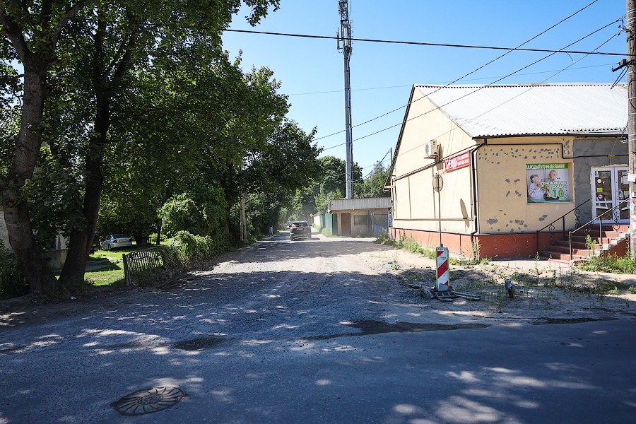 Ремонт на три года: что происходит с ул. Карташева, где сменился подрядчик (фото)