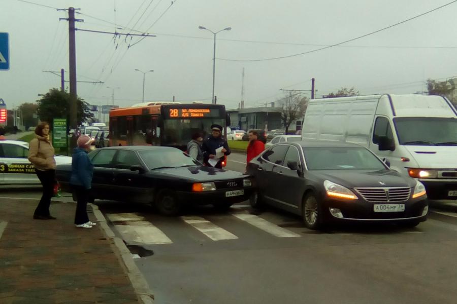 На Московском проспекте столкнулись «Хёндай» и «Ауди», движение затруднено (фото)