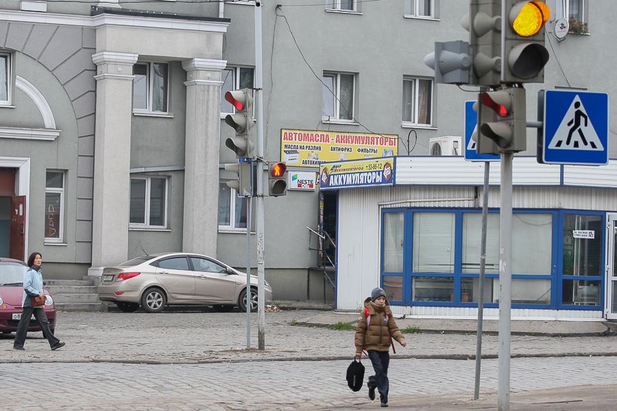 Несчастливый перекресток: грузовики сносят ограждение у школы №14, где погибла девочка (фото)