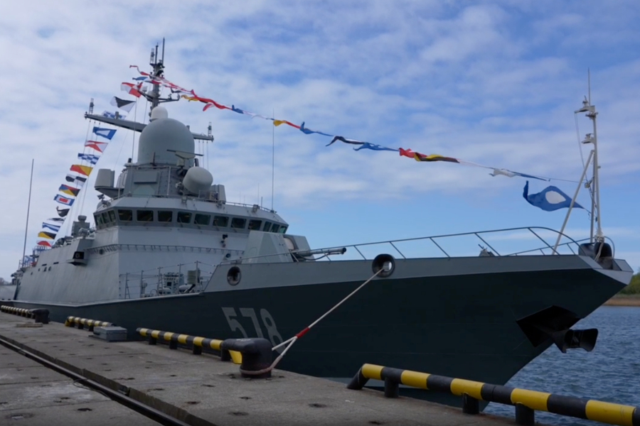 В Балтийске в состав ВМФ приняли носитель «Калибров» «Буря»