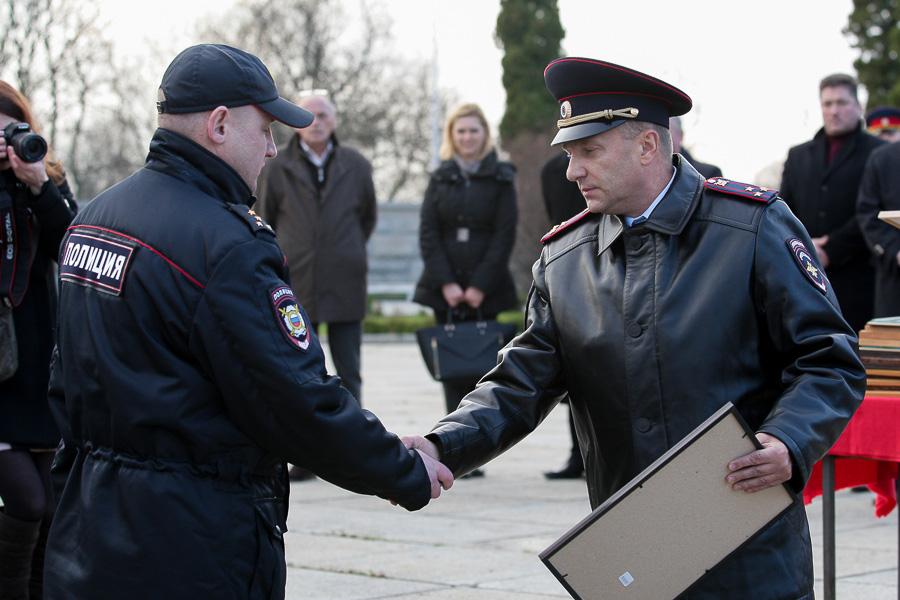 «К несению службы приступить!»: парад полиции у памятника 1200 гвардейцам