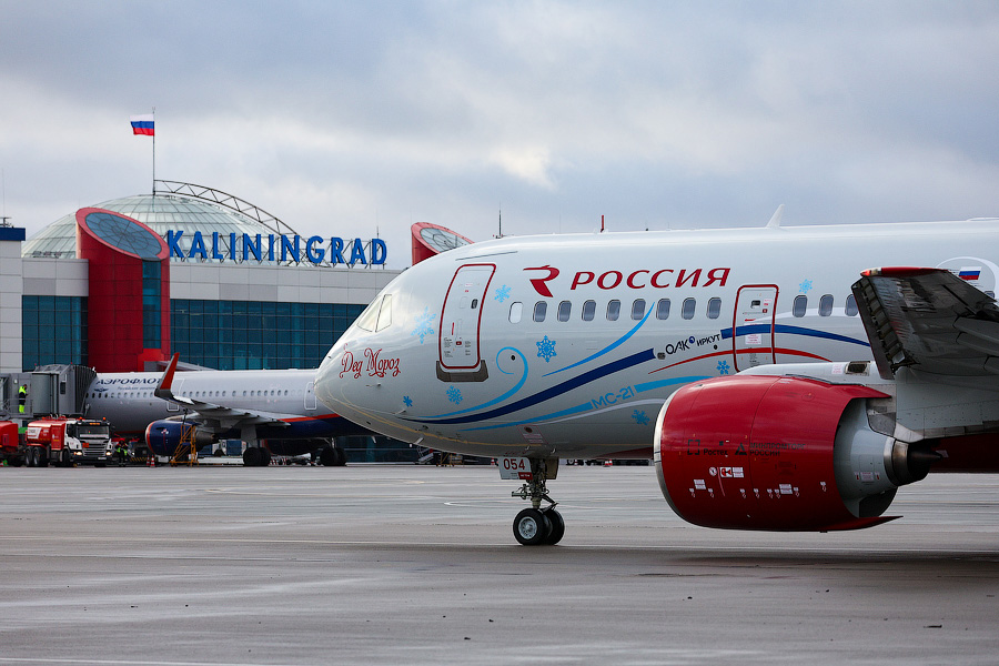 На импортозамещенных крыльях: в Калининград прилетели Дед Мороз и Снегурочка (фото)